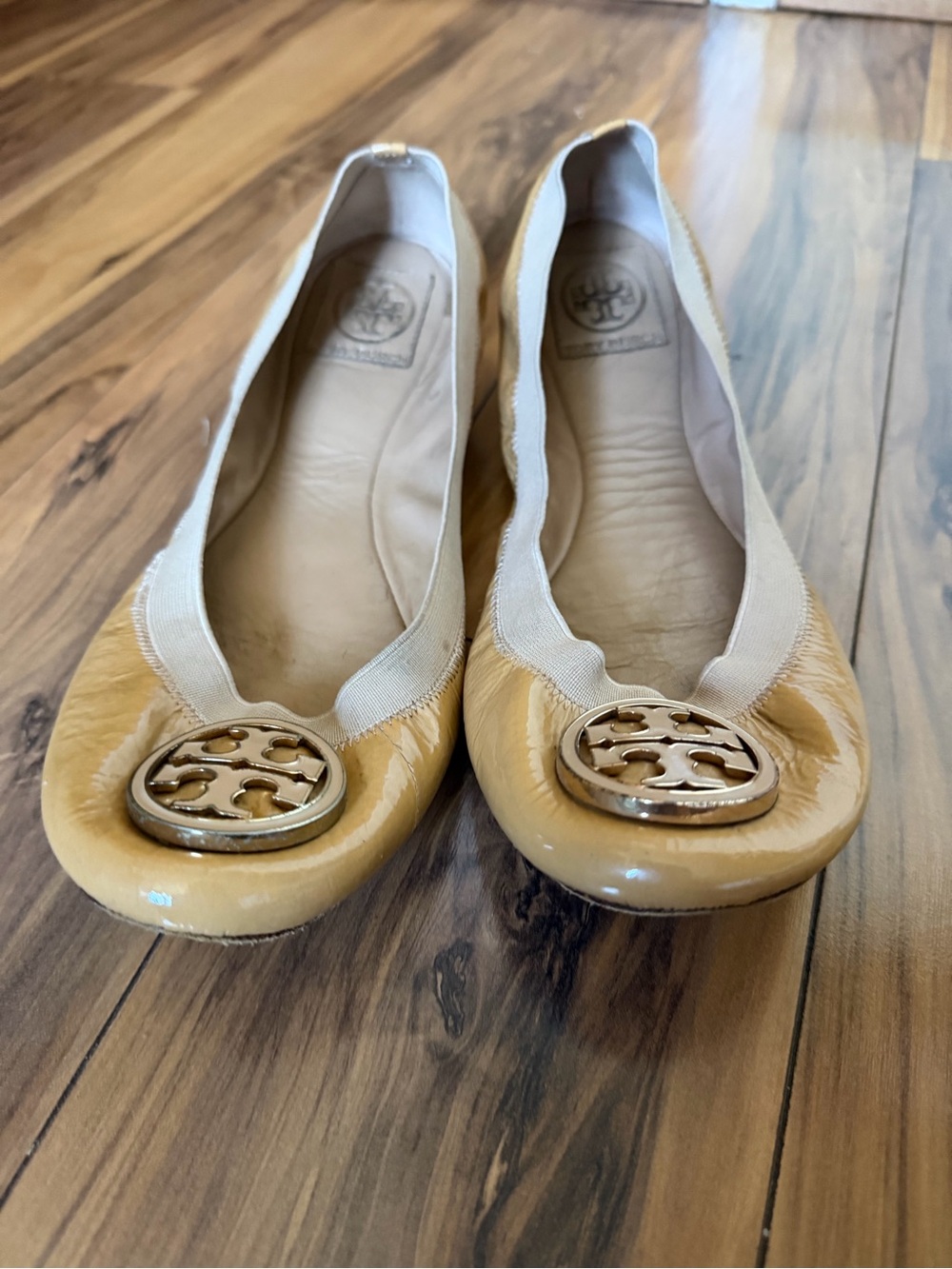 Tory Burch Caroline Patent Leather Ballet Flats with Gold Logo — Camel/Tan